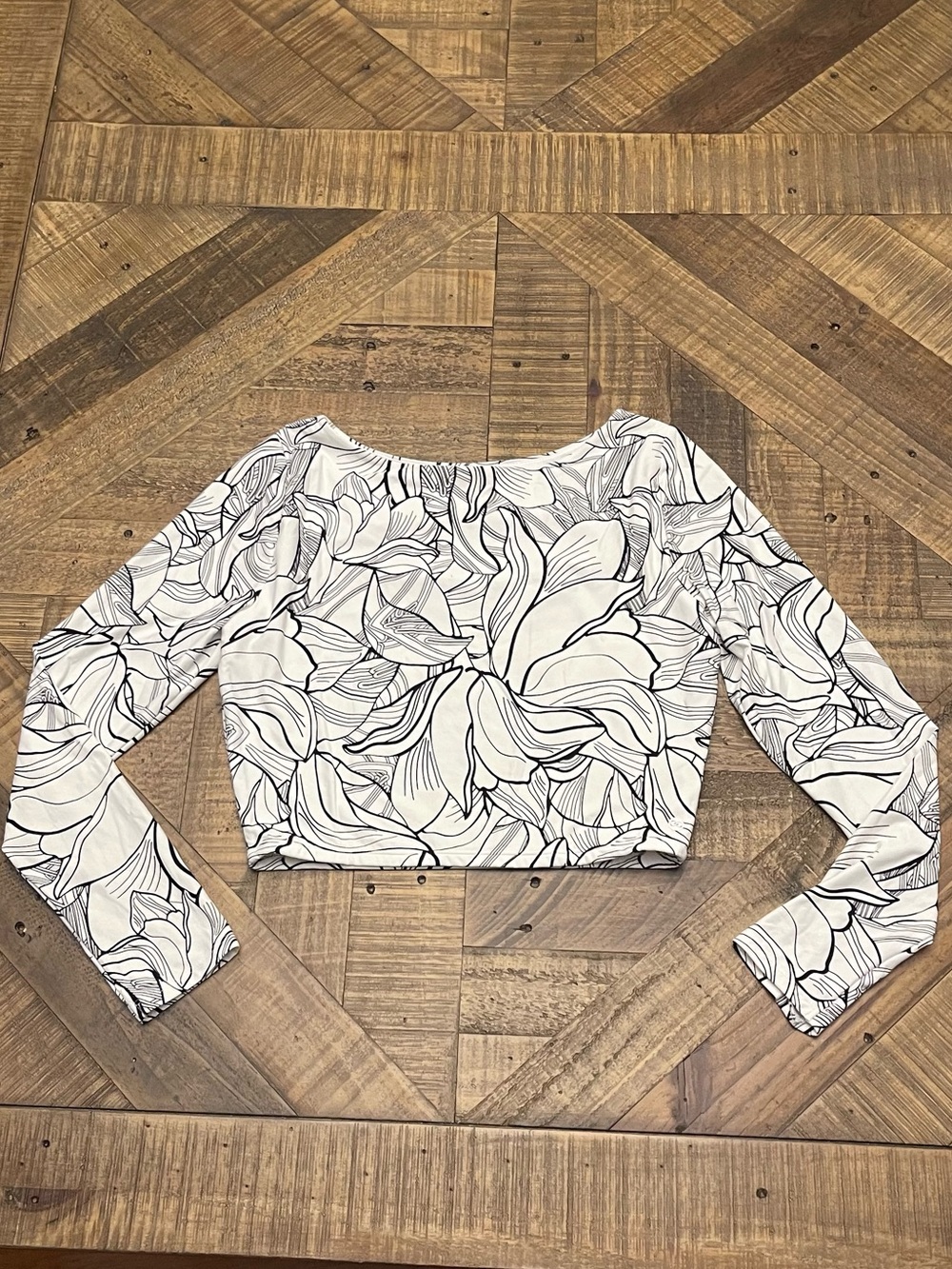Calia -Carrie underwood-white and black floral print cropped rashguard